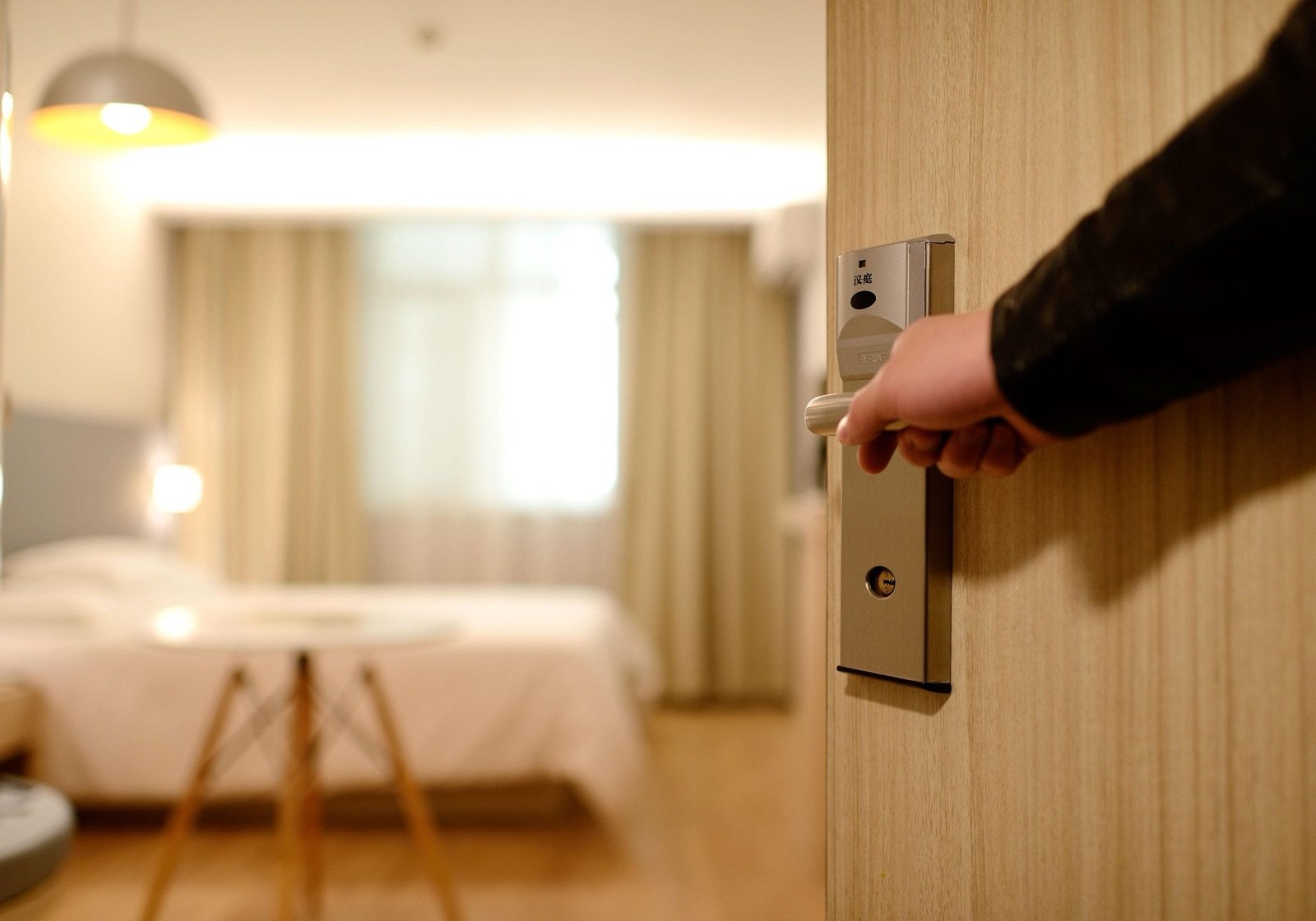 Gast betritt das Hotelzimmer