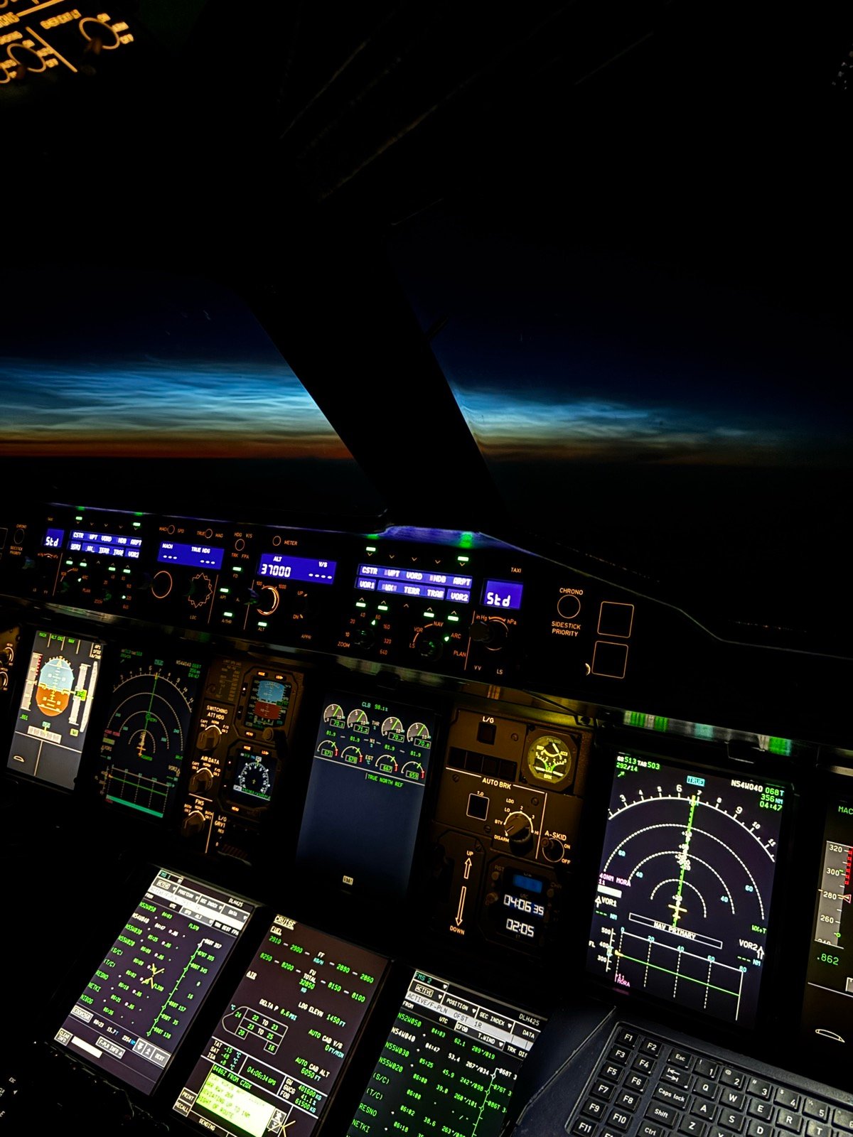 Blick aus dem Cockpit bei Nacht, hier ist Daniel Fronert im Hauptberuf zu Hause
